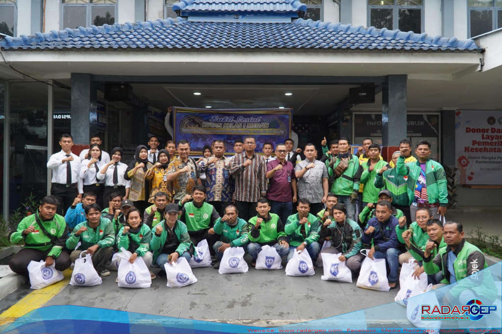 Rutan Kelas I Medan Bagikan 50 Paket Bansos kepada Pengemudi Ojek Online